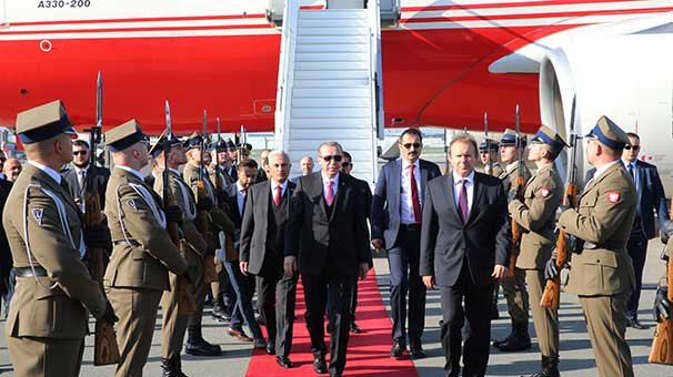 Cumhurbaşkanı Erdoğan Varşova'da resmi törenle karşılandı