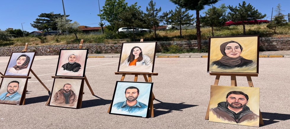 ÖĞRENCİLER YIL İÇERİSİNDE ÇİZDİKLERİ ÖĞRETMEN PORTRELERİNİ, ÖĞRETMENLERİNE HEDİYE ETTİ