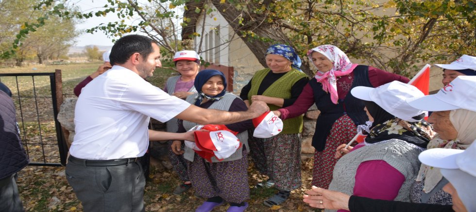 Başkan Sargın, Şiir Okuyarak Cumhuriyeti Kutlayan Köylü Kadınları Ziyaret Etti