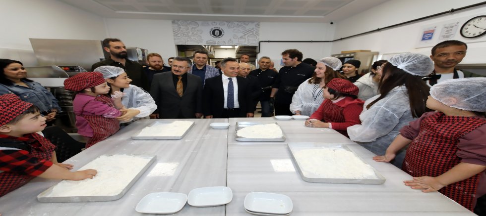 İftar İçin Ramazan Pideleri Hazır: Rektör Yılmaz ile Özel Öğrencilerden Ramazan Pidesi