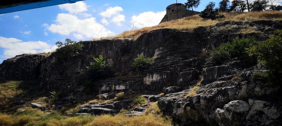 Kayalar oyularak yapılan antik tiyatro, turizme kazandırılmayı bekliyor
