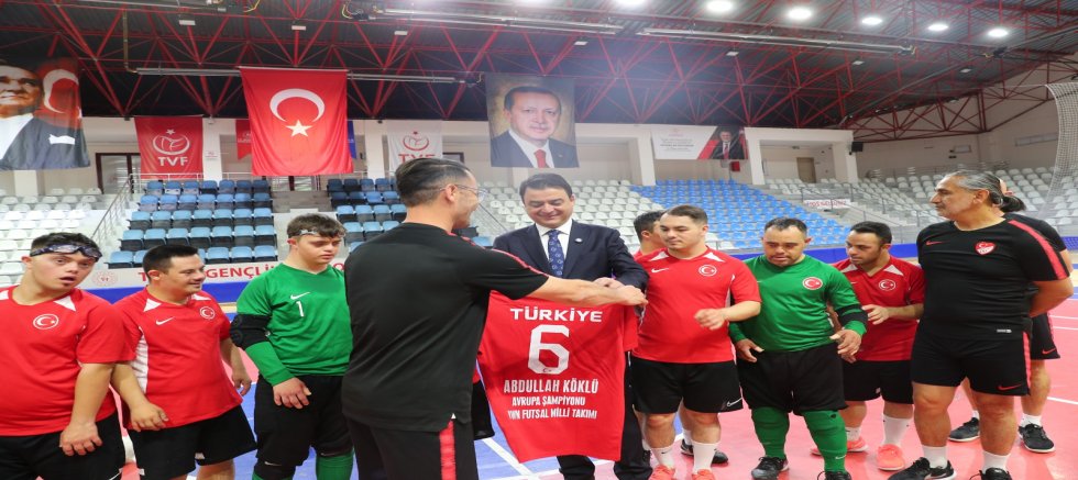 Vali Abdullah Köklü’den Down Sendromlular Futsal Milli Takımı’na Moral Ziyareti